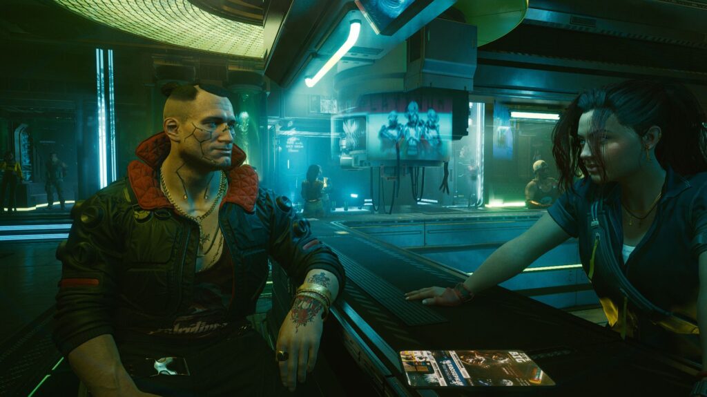 Personagem com implantes cibernéticos em um bar de Night City no universo de Cyberpunk 2077